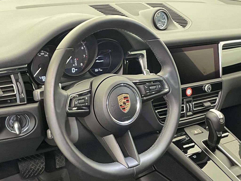 Certified 2025 Porsche Macan AWD/4WD image 4