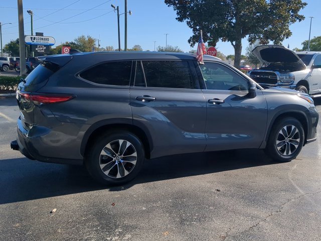 Used 2021 Toyota Highlander XLE image 4