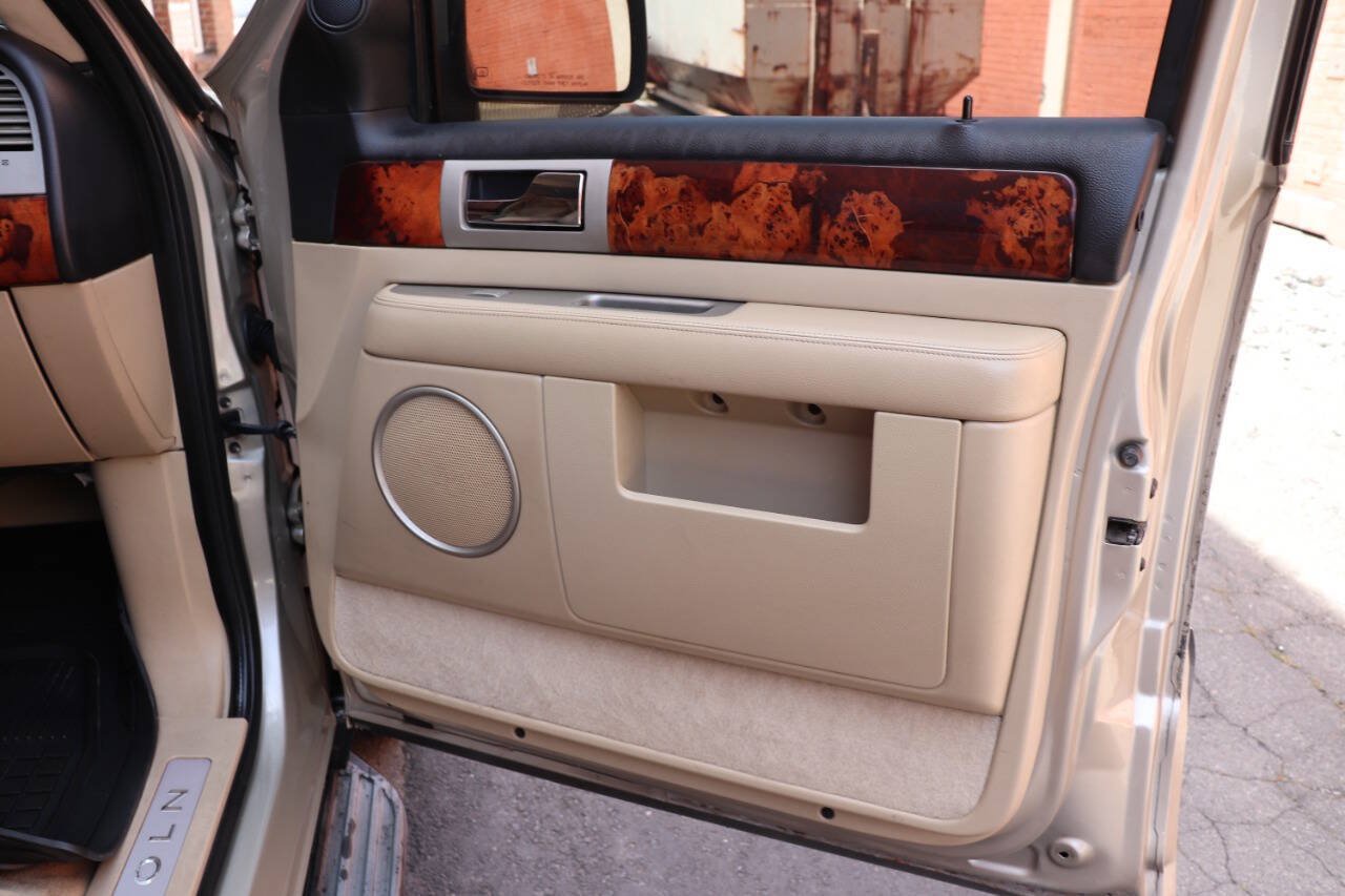 Used 2006 Lincoln Navigator Luxury RWD image 28