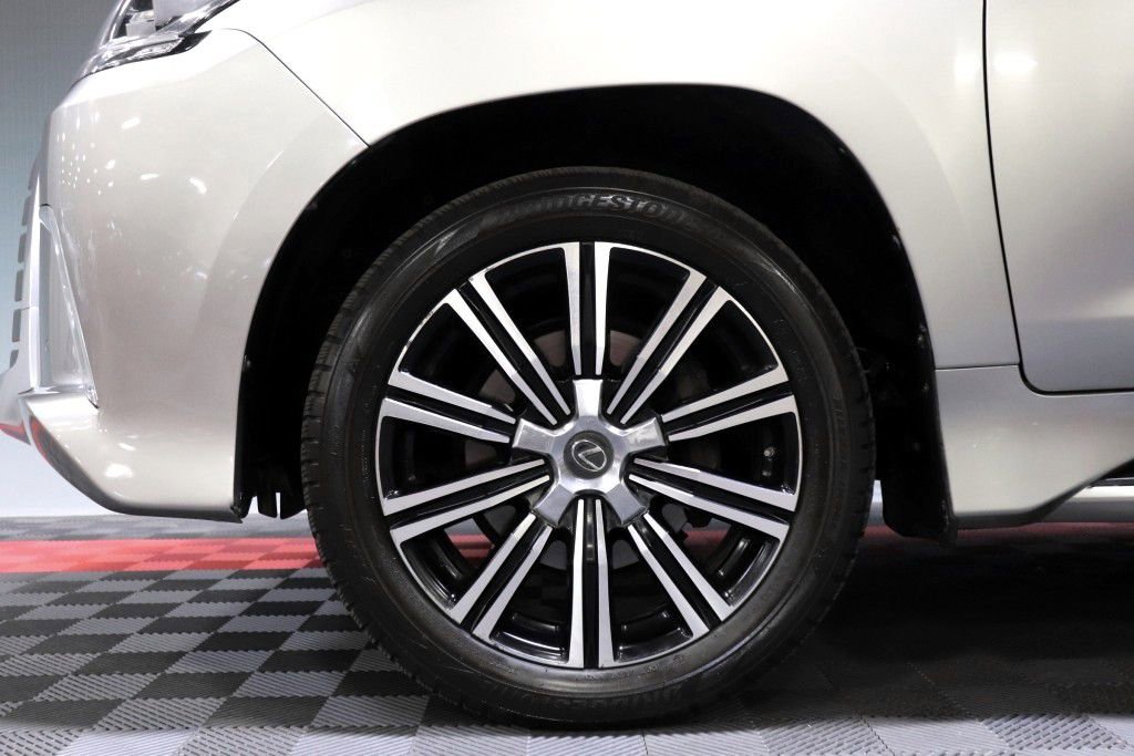 Used 2019 Lexus LX 570 4WD w/ Luxury Package image 81