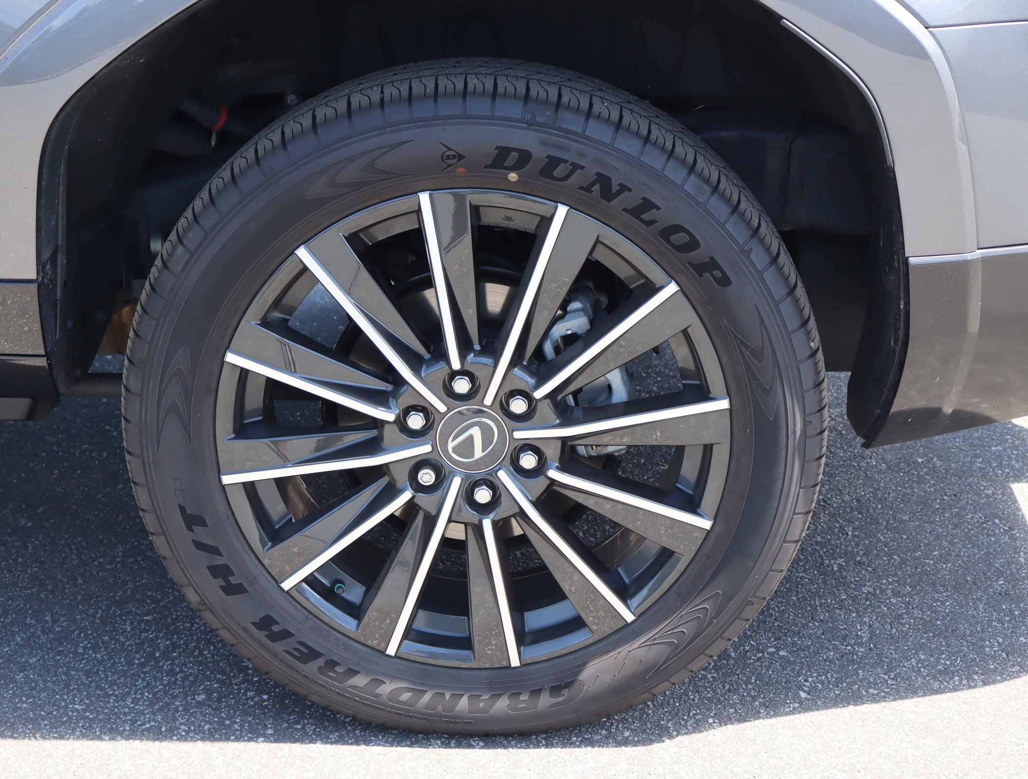 Used 2025 Lexus GX 550 w/ Accessory Package (2T) AWD/4WD image 32