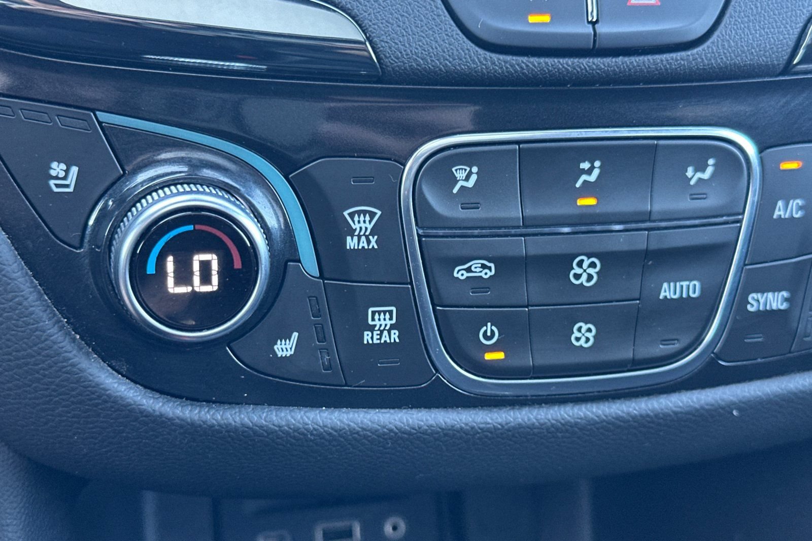 Used 2023 Chevrolet Equinox Premier FWD image 28