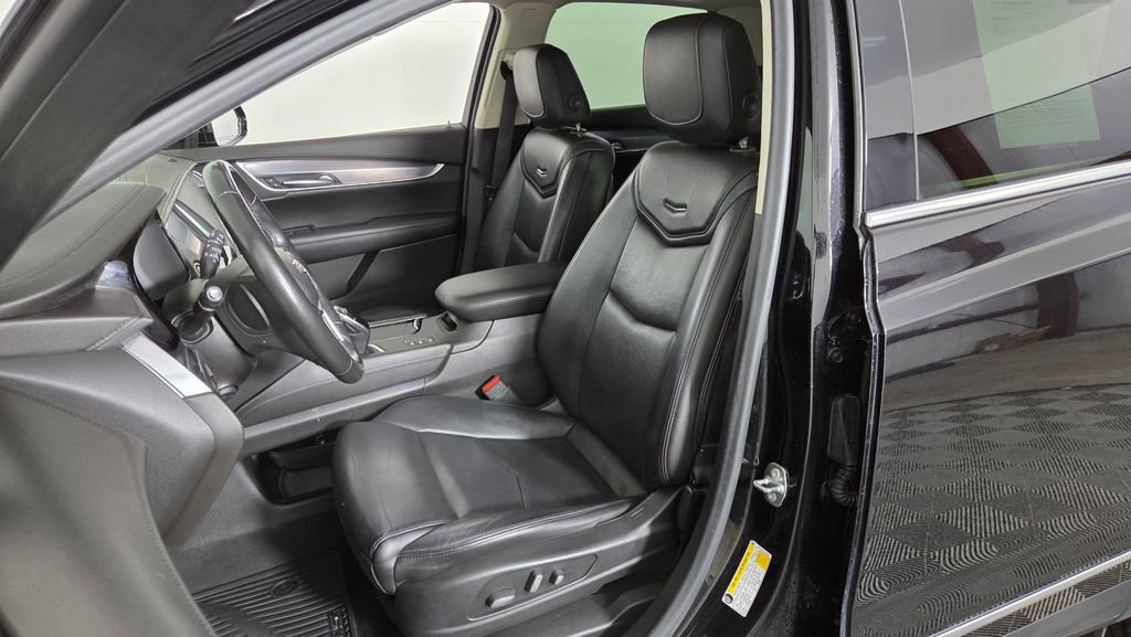 Used 2018 Cadillac XT5 Luxury w/ Driver Awareness Package image 17