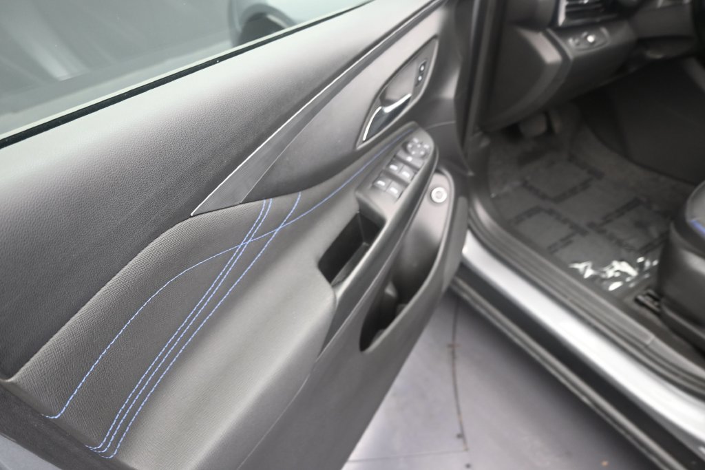 Used 2025 Buick Envista Sport Touring w/ Convenience II Package FWD image 10
