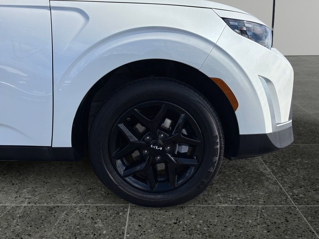 Used 2025 Kia Soul LX FWD image 9