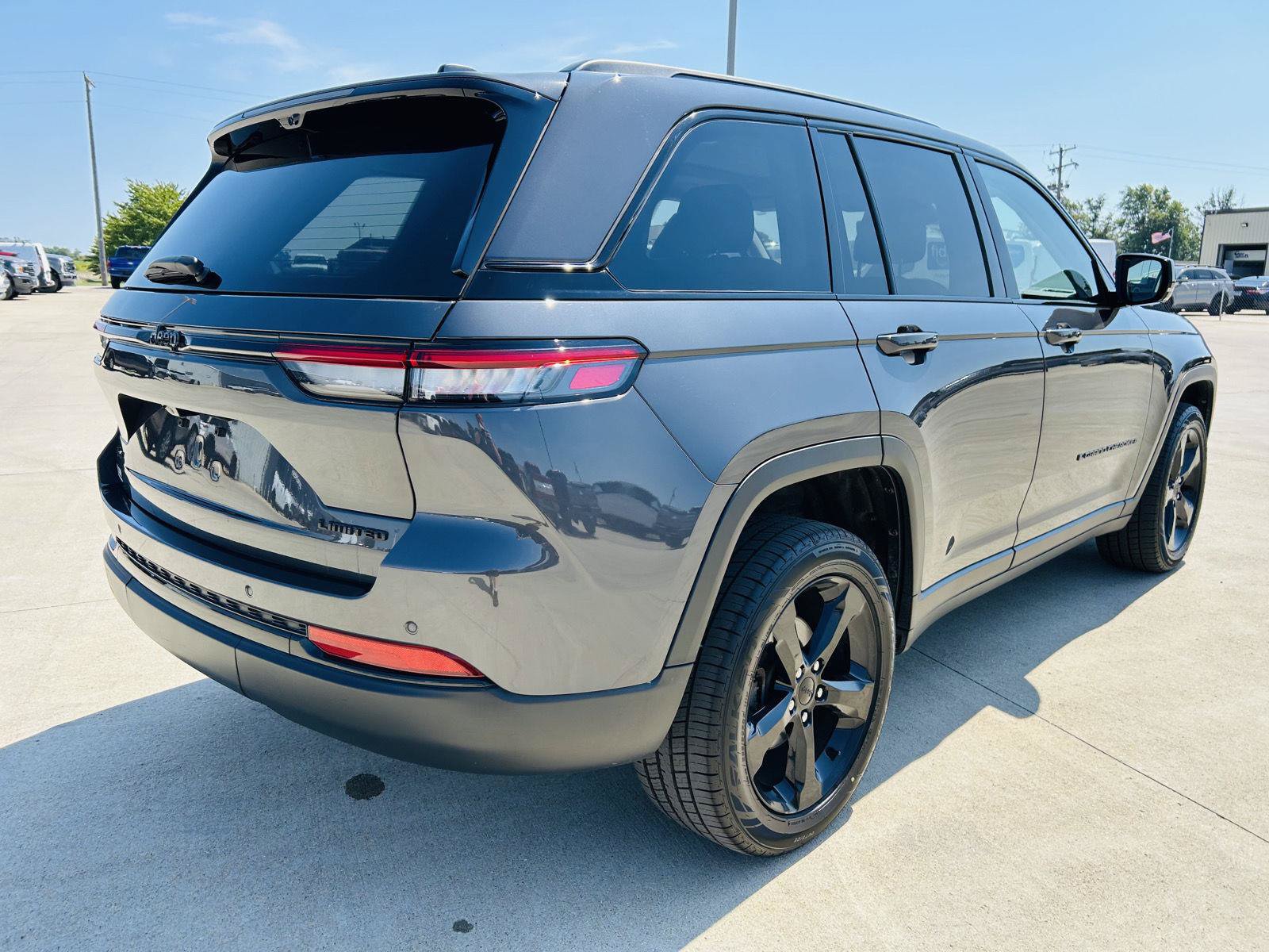 Used 2023 Jeep Grand Cherokee Limited w/ Luxury Tech Group II AWD/4WD image 42