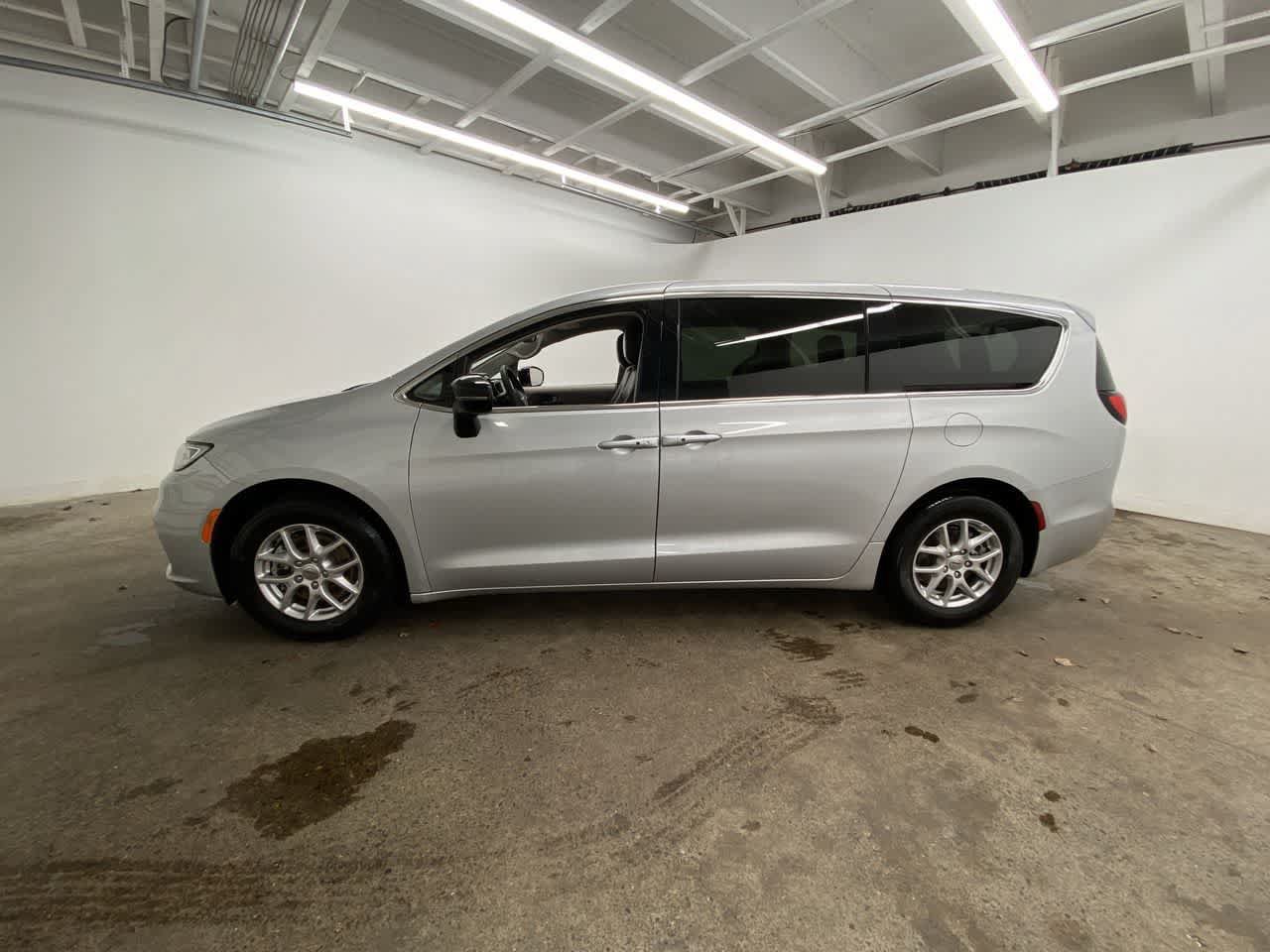 Used 2024 Chrysler Pacifica Touring-L FWD image 3