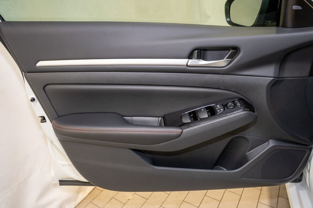 New 2025 Nissan Altima 2.5 SR image 13