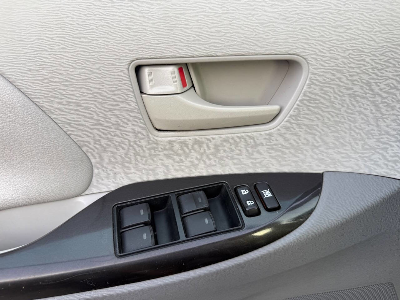 Used 2011 Toyota Sienna LE image 21