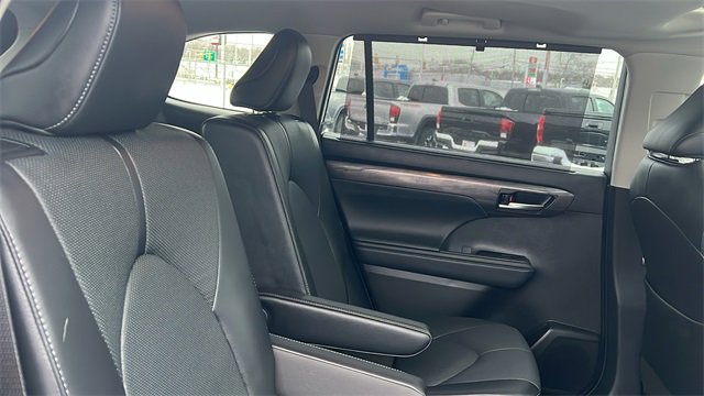 Certified 2025 Toyota Highlander Limited image 31