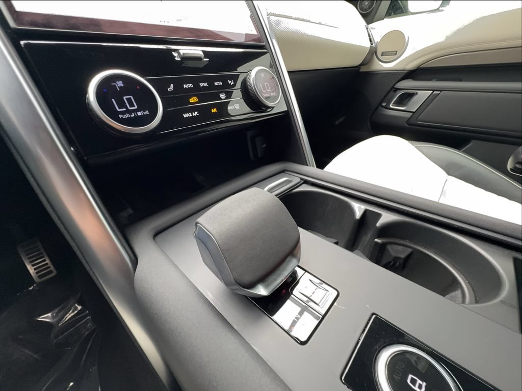 Used 2023 Land Rover Discovery Metropolitan Edition AWD/4WD image 49
