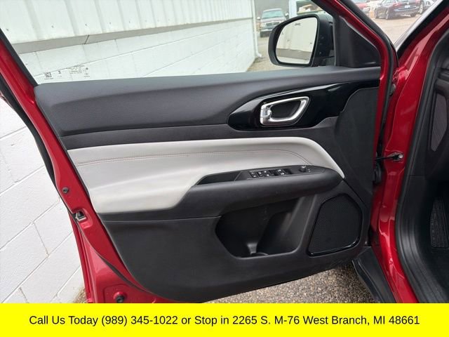 Used 2025 Jeep Compass Limited image 27