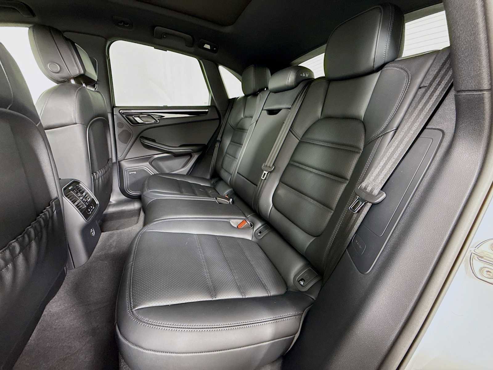 Certified 2025 Porsche Macan T image 24