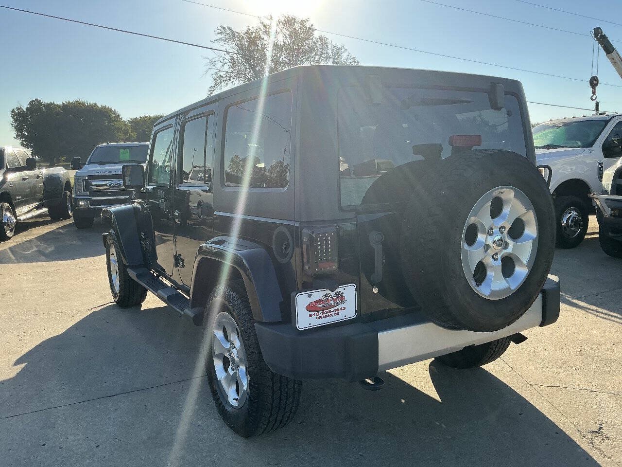 Used 2014 Jeep Wrangler Unlimited Sahara w/ Connectivity Group AWD/4WD image 9