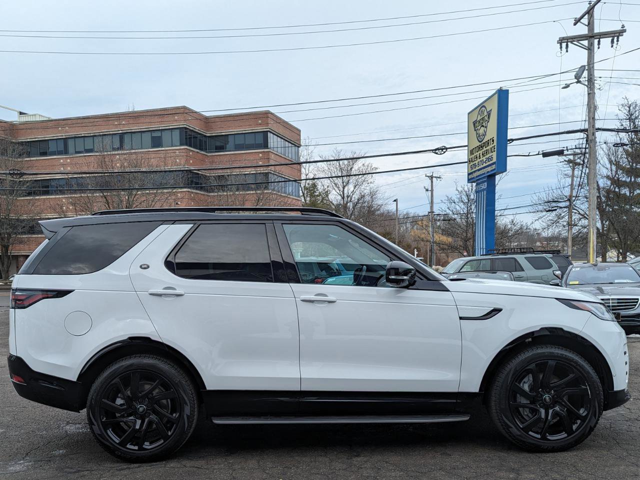 Used 2023 Land Rover Discovery S R-Dynamic image 6
