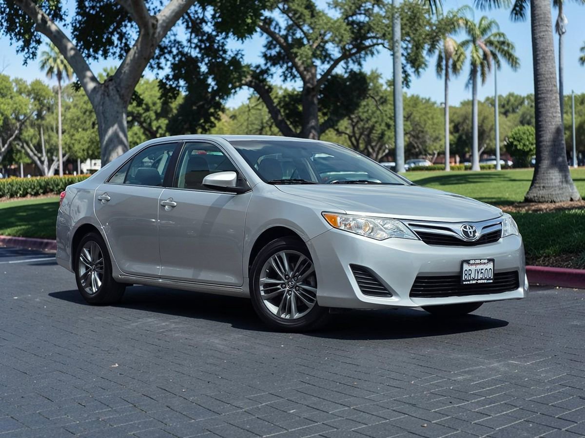 Used 2014 Toyota Camry LE FWD image 2