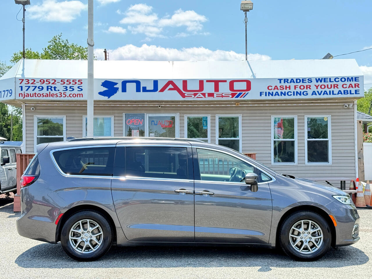 Used 2021 Chrysler Pacifica Touring image 3