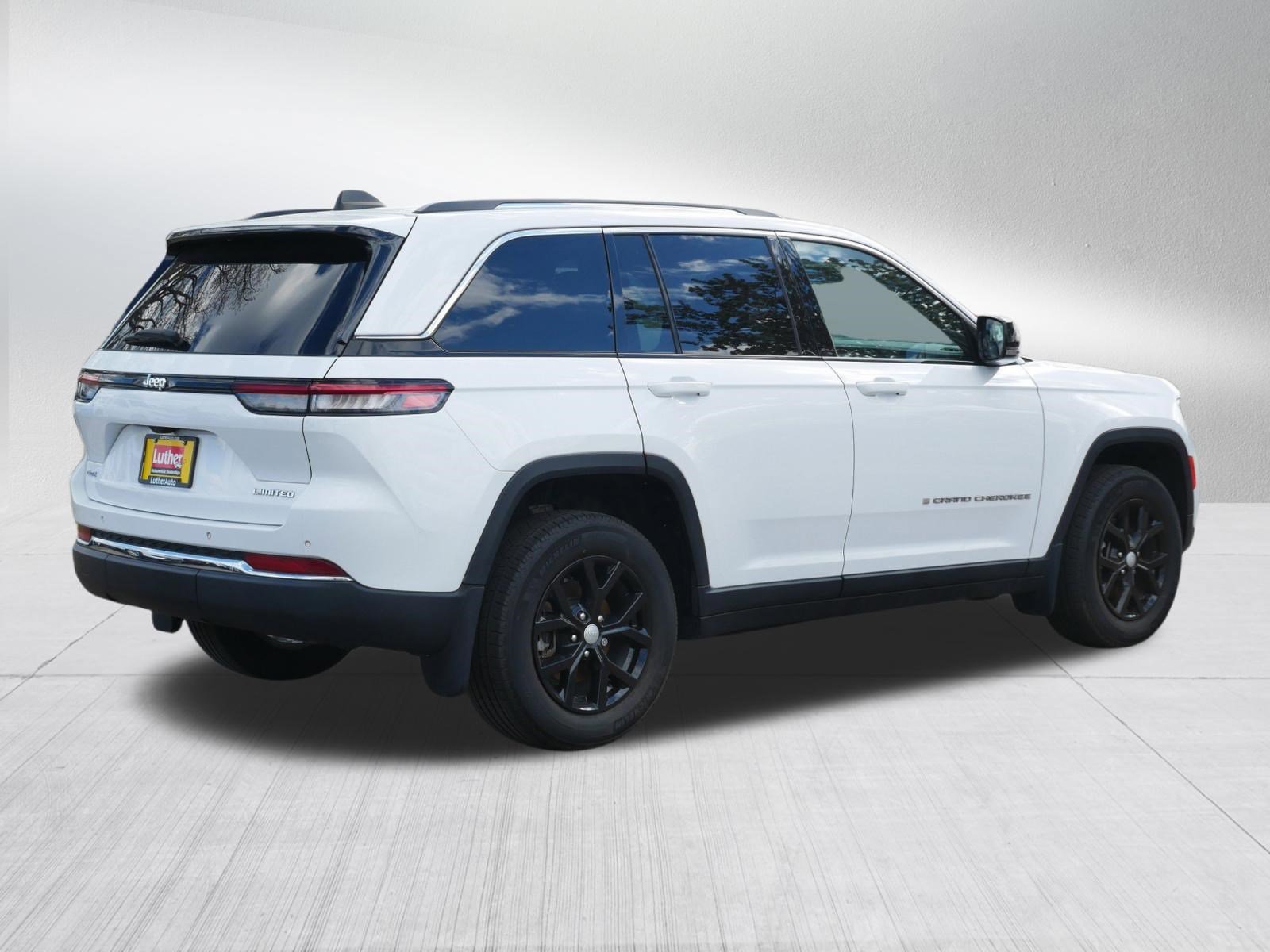 Used 2023 Jeep Grand Cherokee Limited w/ MOPAR Finishing Package AWD/4WD image 7