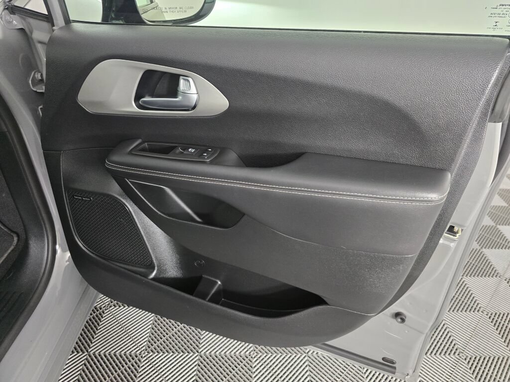 Used 2023 Chrysler Pacifica Limited w/ Uconnect Theater Family Group FWD image 43