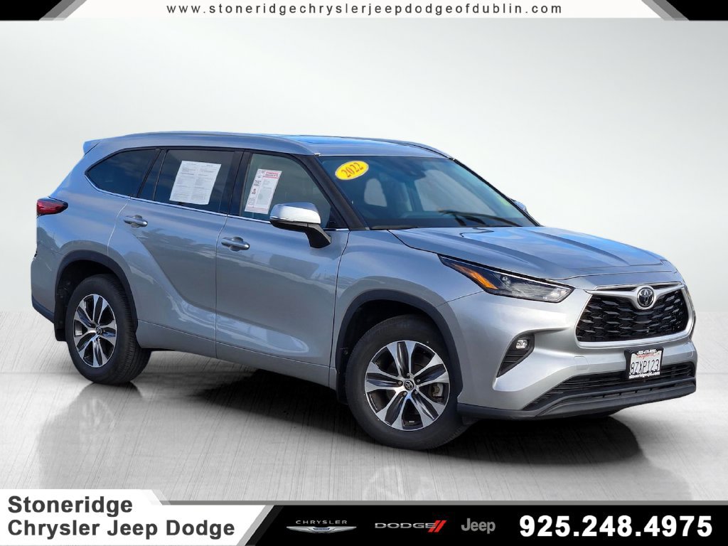 Used 2022 Toyota Highlander XLE AWD/4WD image 1