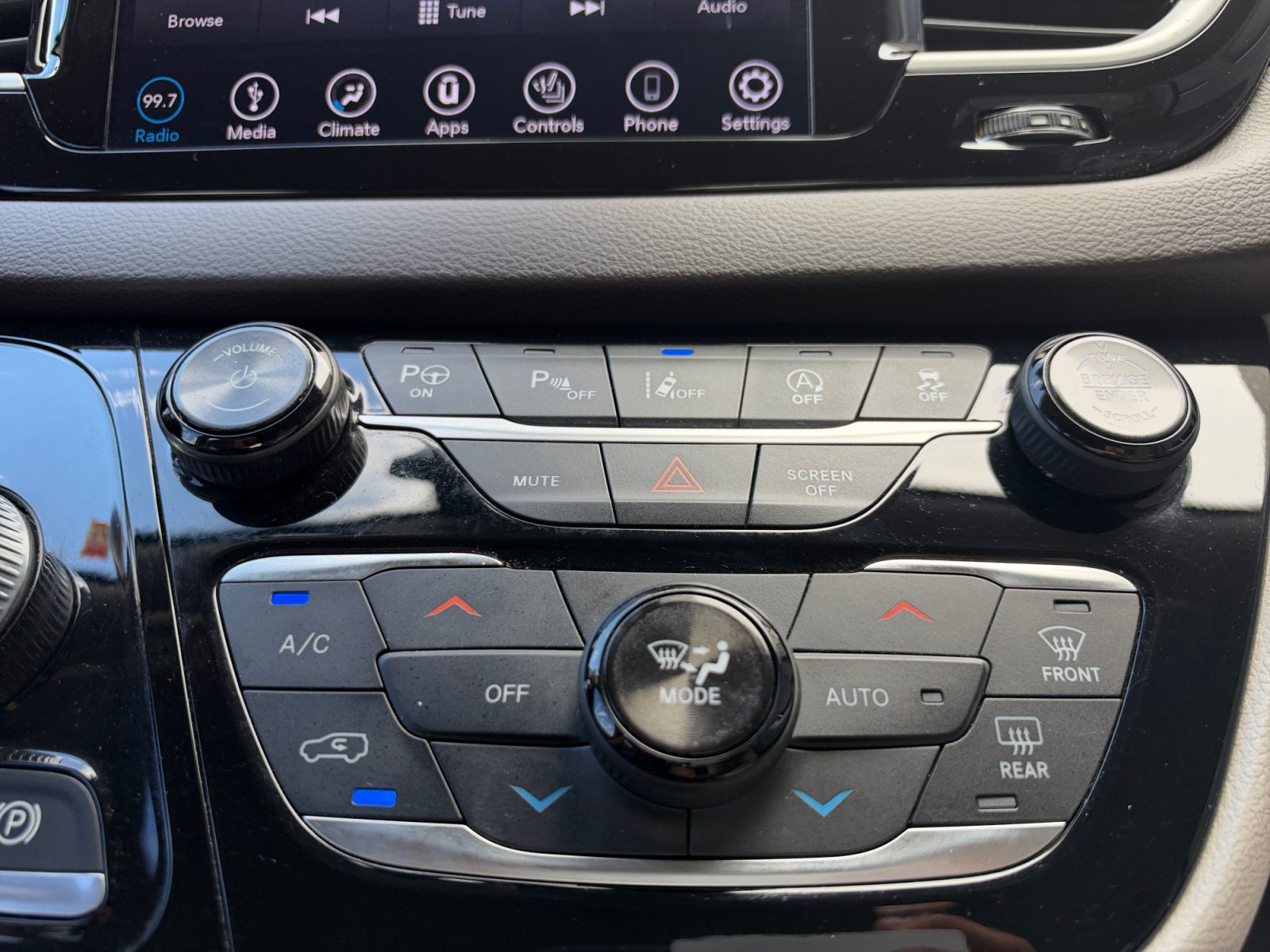 Used 2018 Chrysler Pacifica Touring-L w/ Advanced Safetytec Group FWD image 11