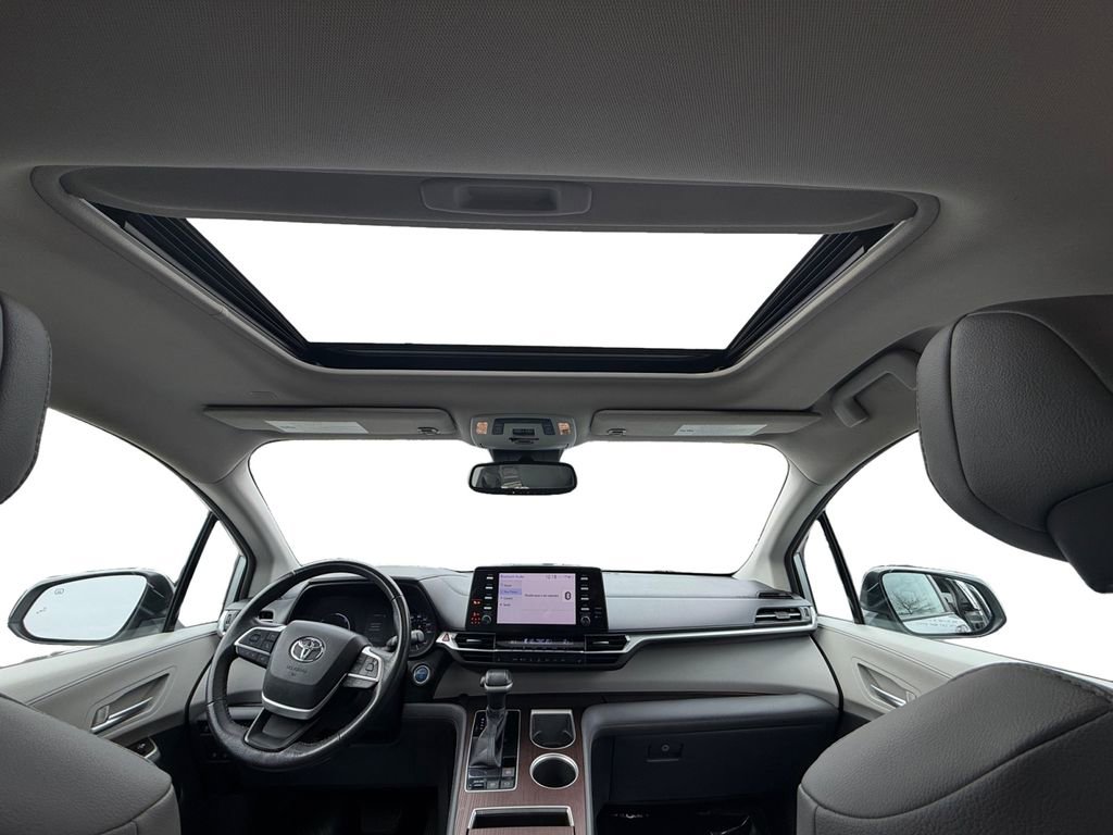 Used 2021 Toyota Sienna XLE image 11