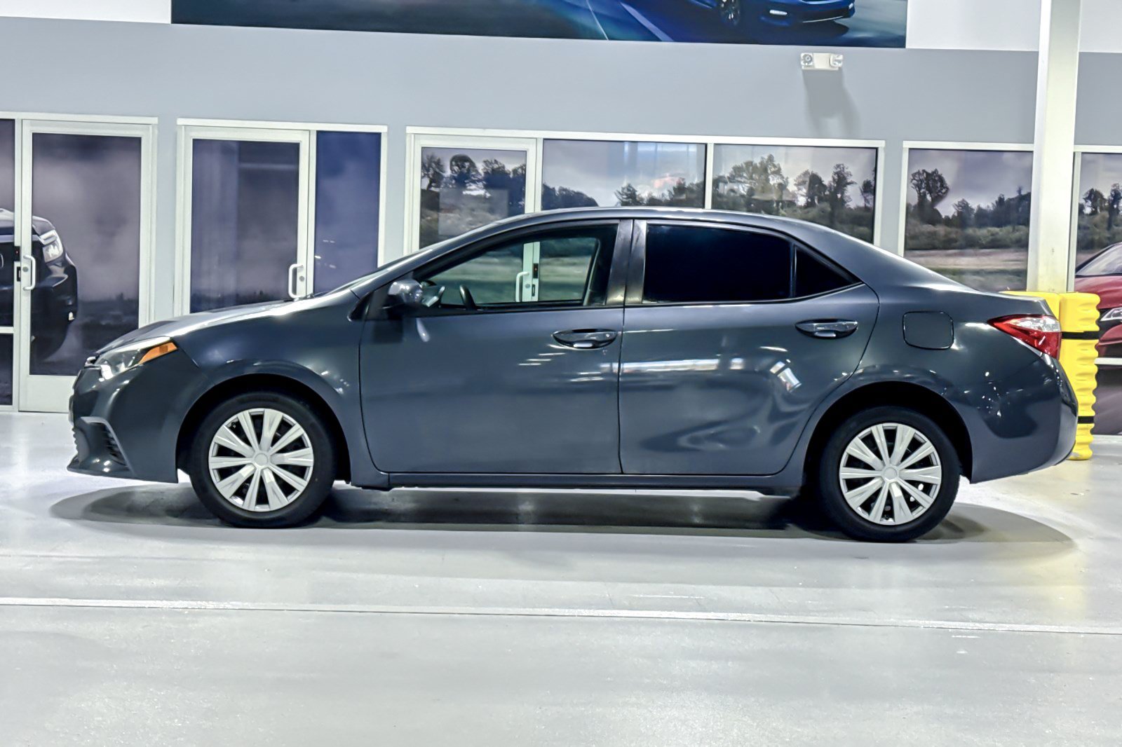 Used 2015 Toyota Corolla LE FWD image 2