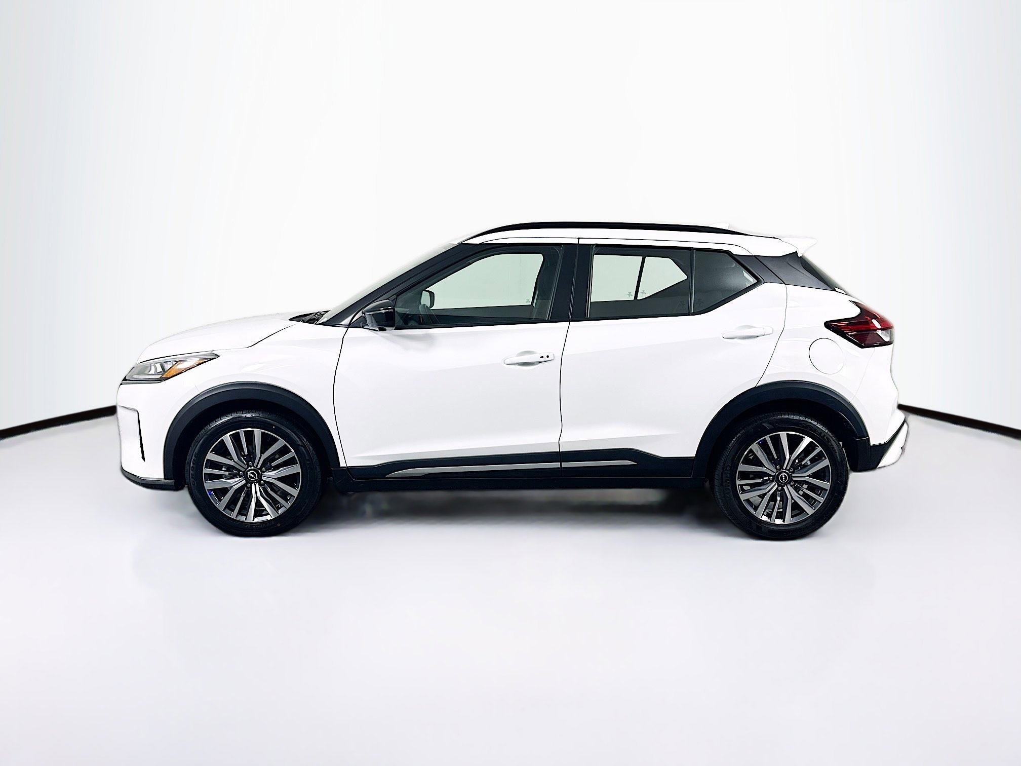 Used 2024 Nissan Kicks SR image 4