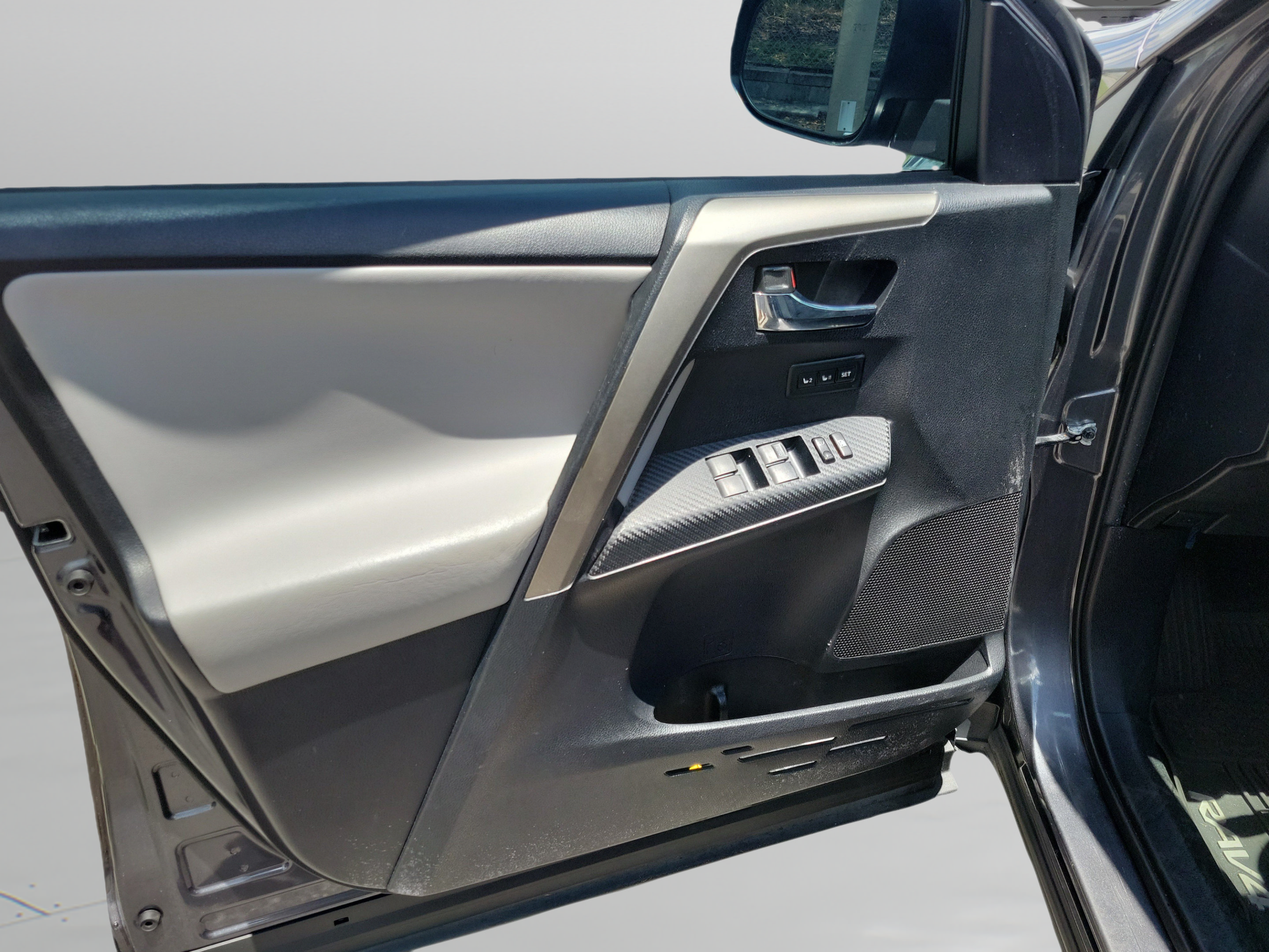 Used 2015 Toyota RAV4 Limited w/ Technology Package FWD image 14