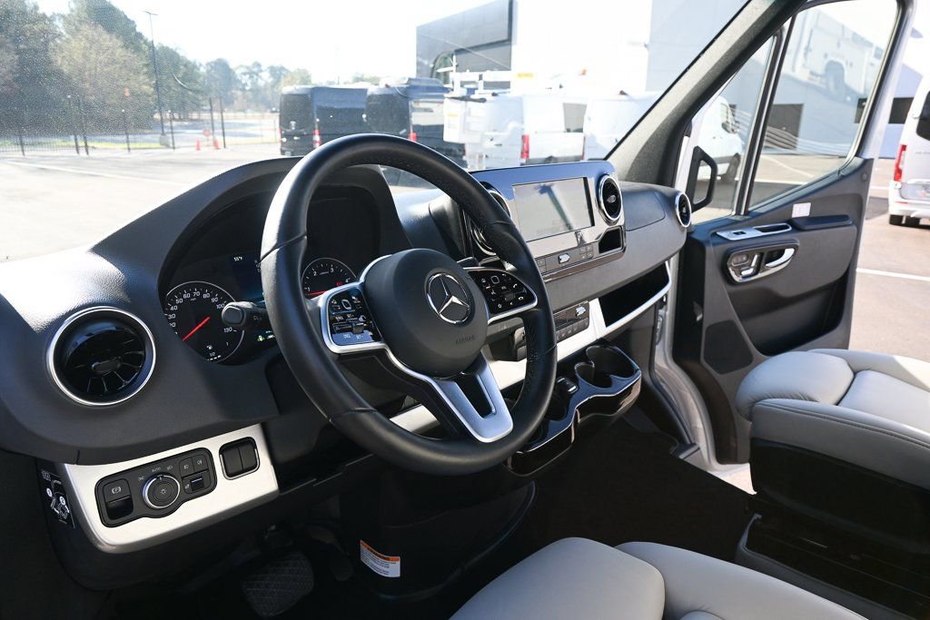 Used 2021 Mercedes-Benz Sprinter 2500 image 6