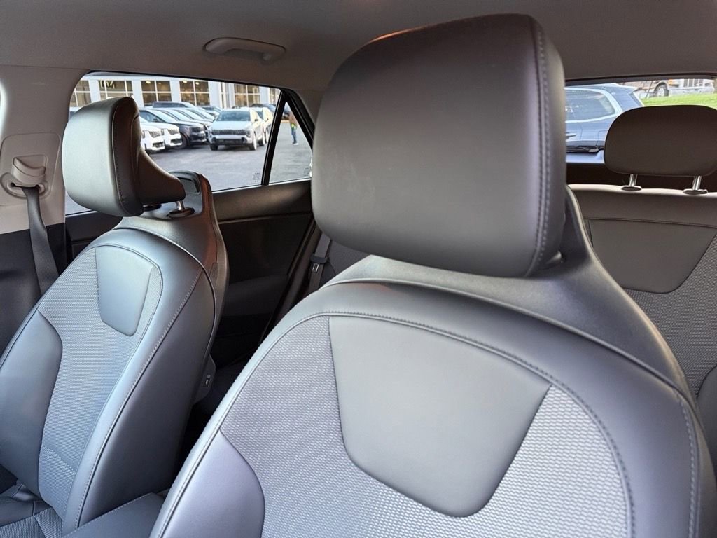 Used 2023 Kia Niro EX image 16