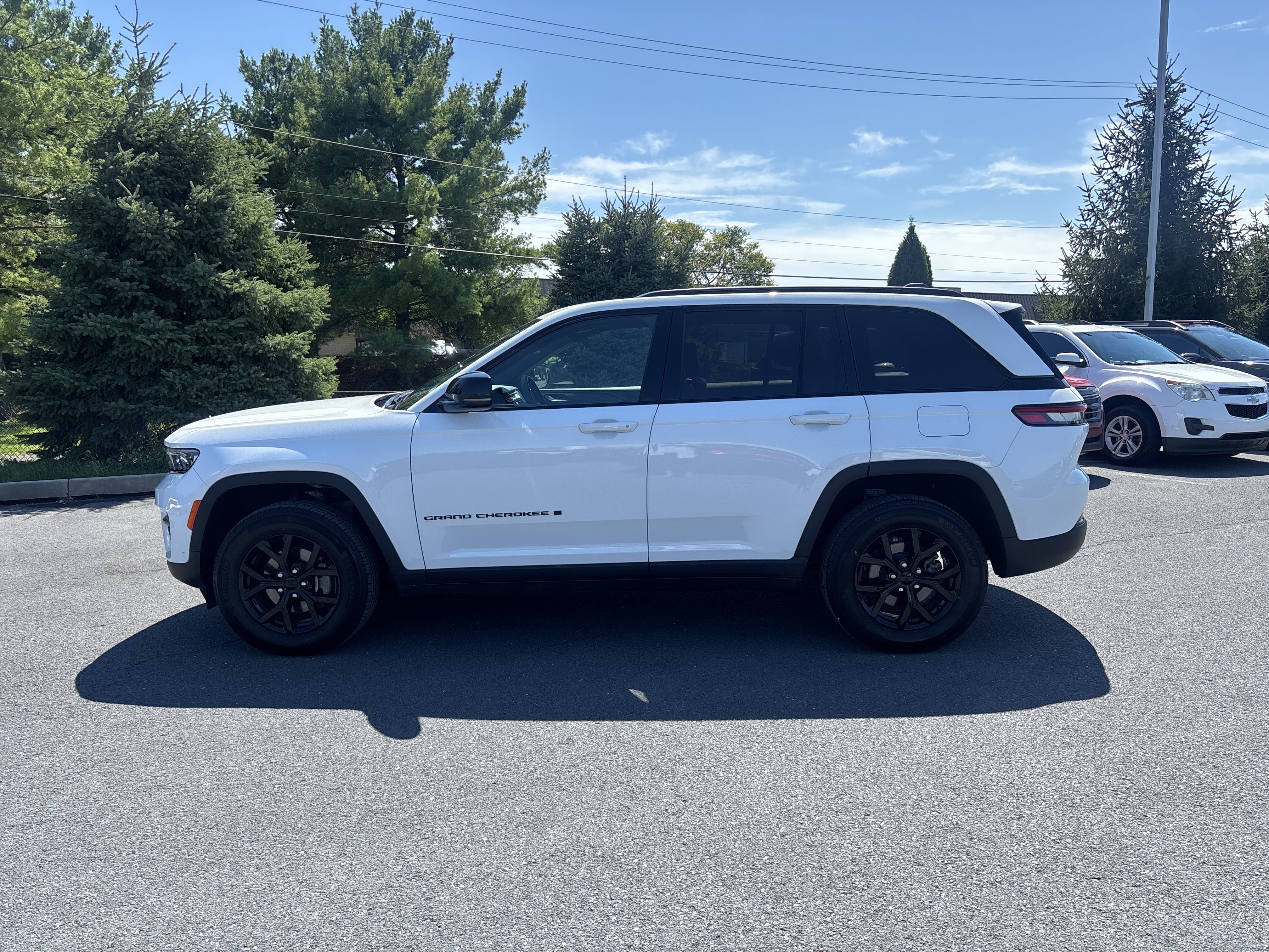 Used 2025 Jeep Grand Cherokee Altitude AWD/4WD image 16