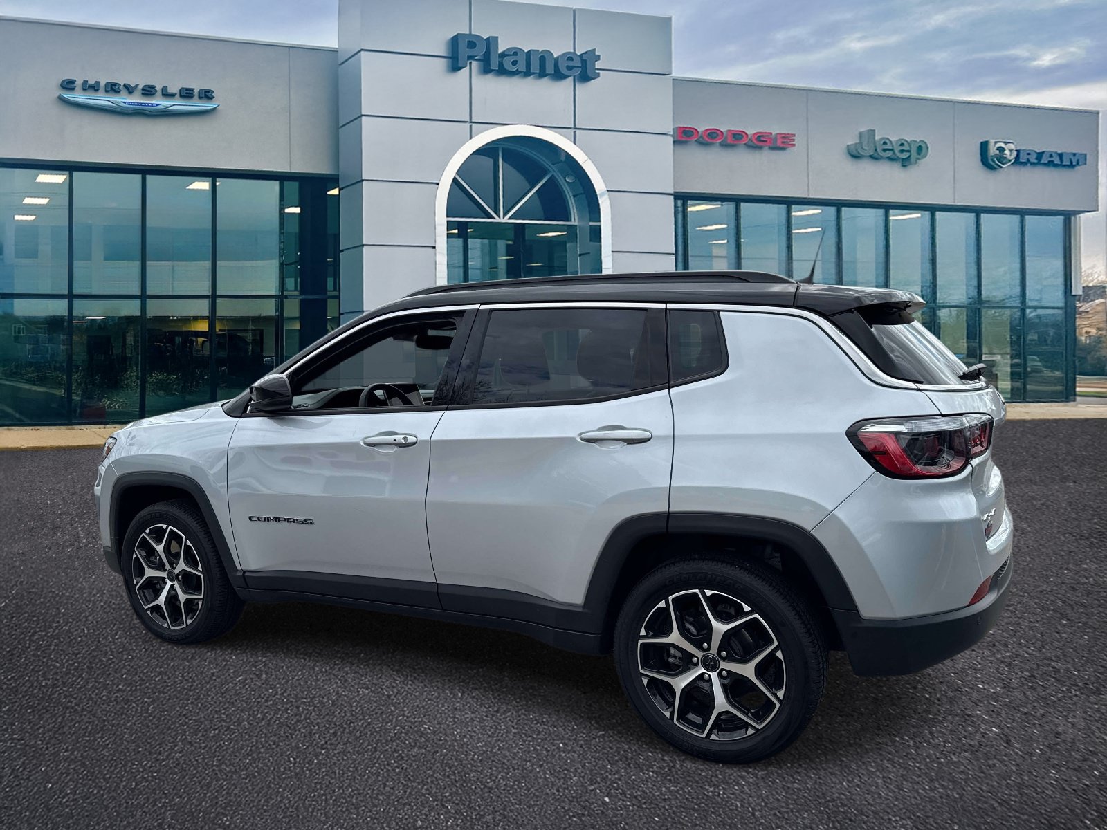 Used 2025 Jeep Compass Limited AWD/4WD image 3