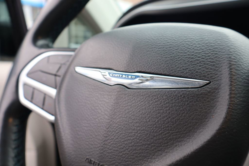 Used 2021 Chrysler Pacifica Touring-L w/ Uconnect Theater Family Group image 27