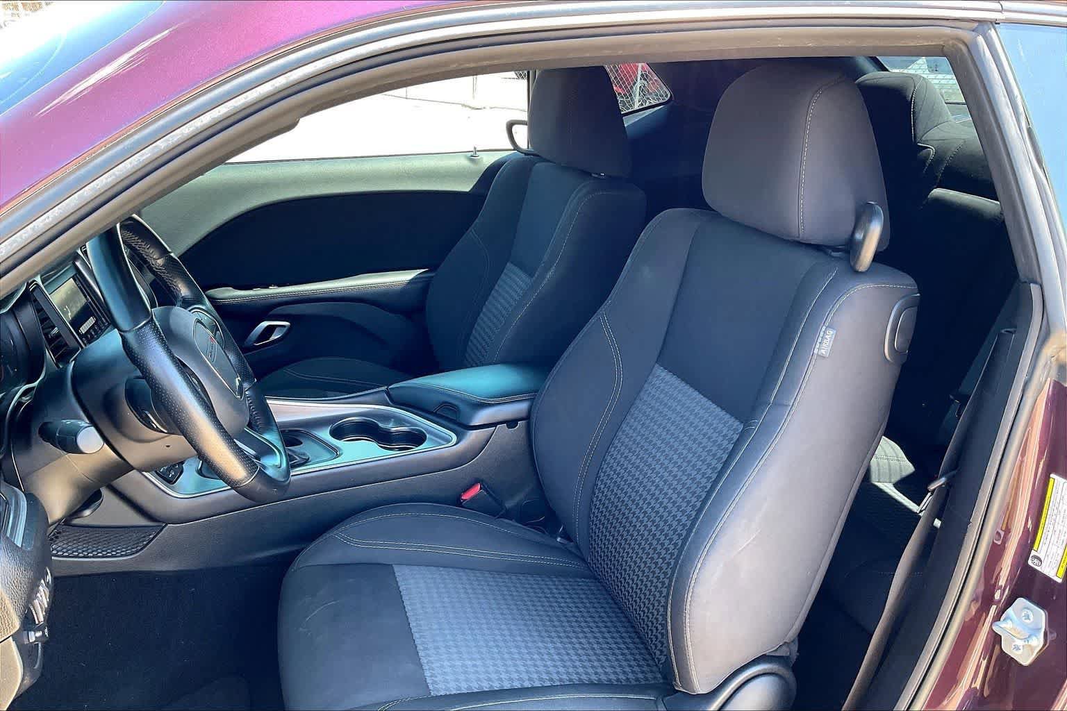 Used 2021 Dodge Challenger SXT w/ Driver Convenience Group RWD image 9