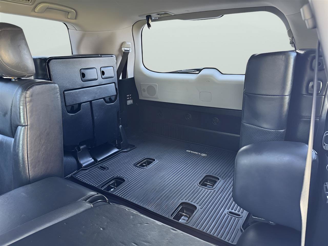 Used 2011 Lexus LX 570 4WD w/ Luxury Pkg image 17