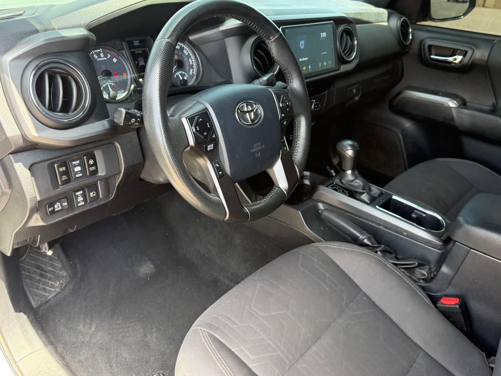Used 2018 Toyota Tacoma TRD Off-Road w/ Technology Package AWD/4WD image 11