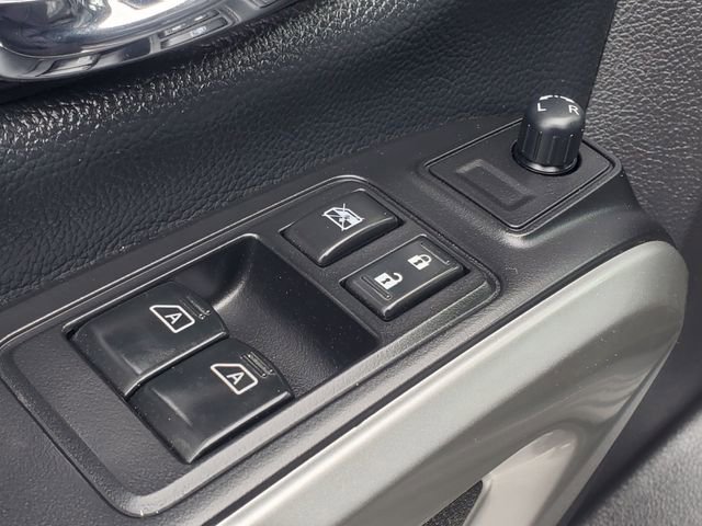 Used 2017 Nissan Titan PRO-4X w/ Pro-4x Convenience Package image 8