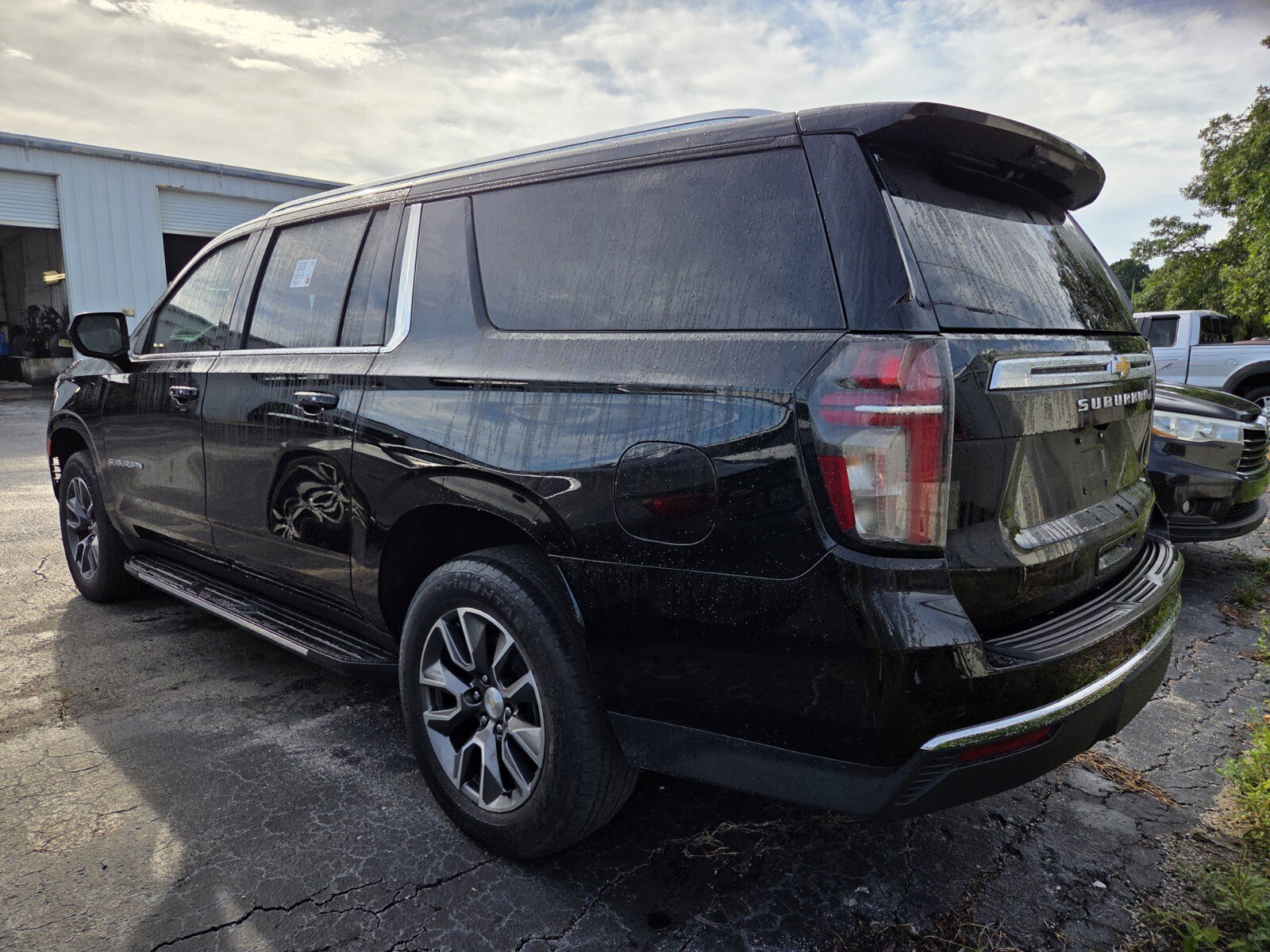 Used 2023 Chevrolet Suburban LS RWD image 4