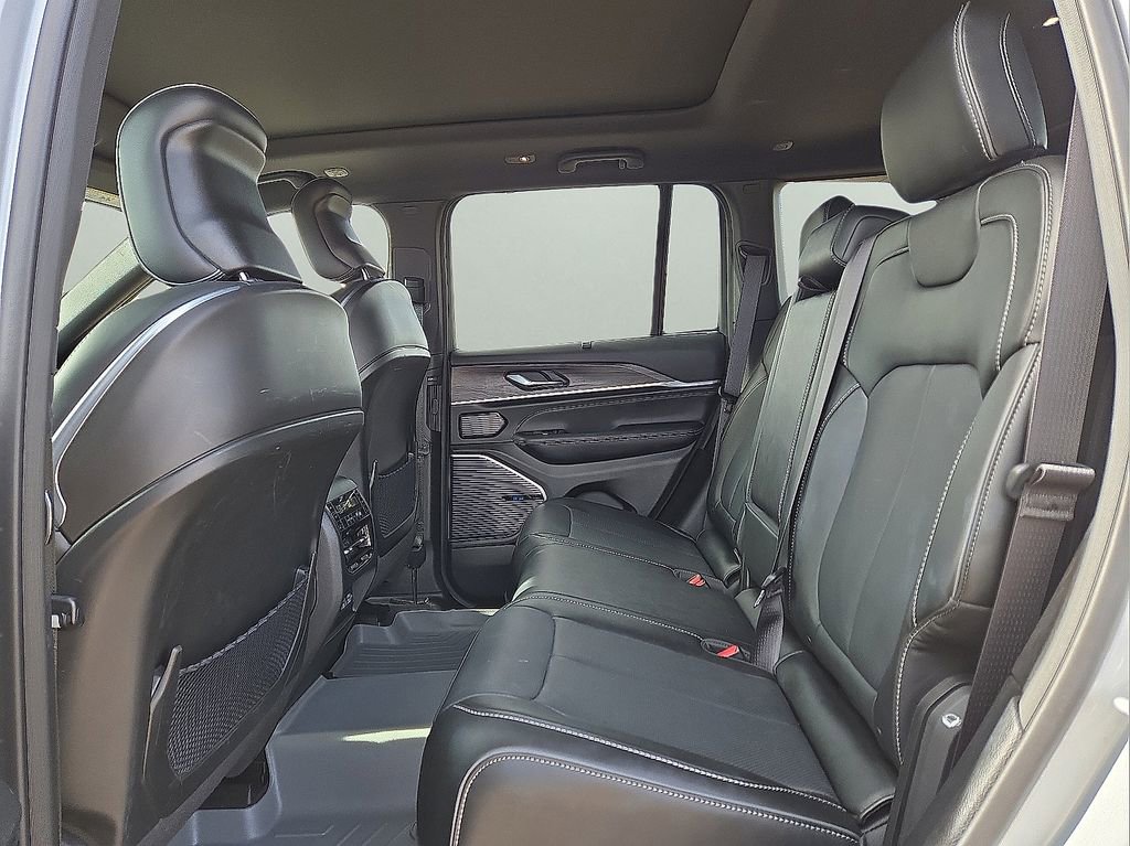 Used 2023 Jeep Grand Cherokee Overland w/ Luxury Tech Group IV image 18