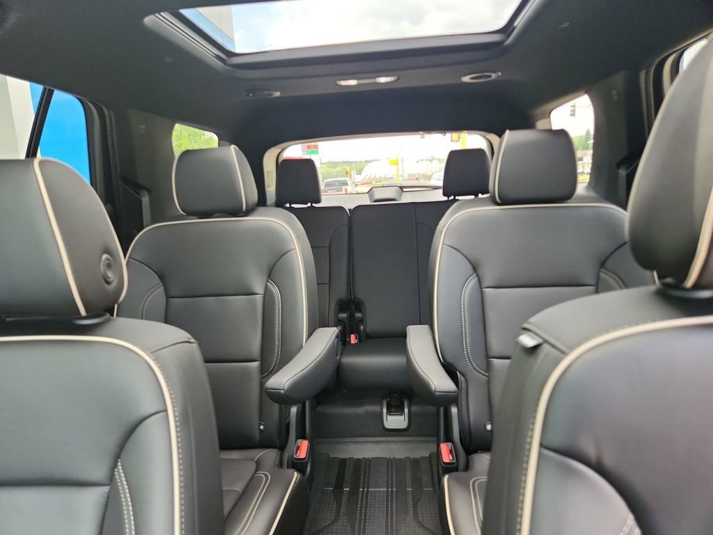 Certified 2023 Chevrolet Traverse Premier w/ Redline Edition AWD/4WD image 2