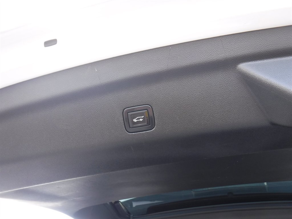 Used 2023 GMC Yukon XL SLT image 7