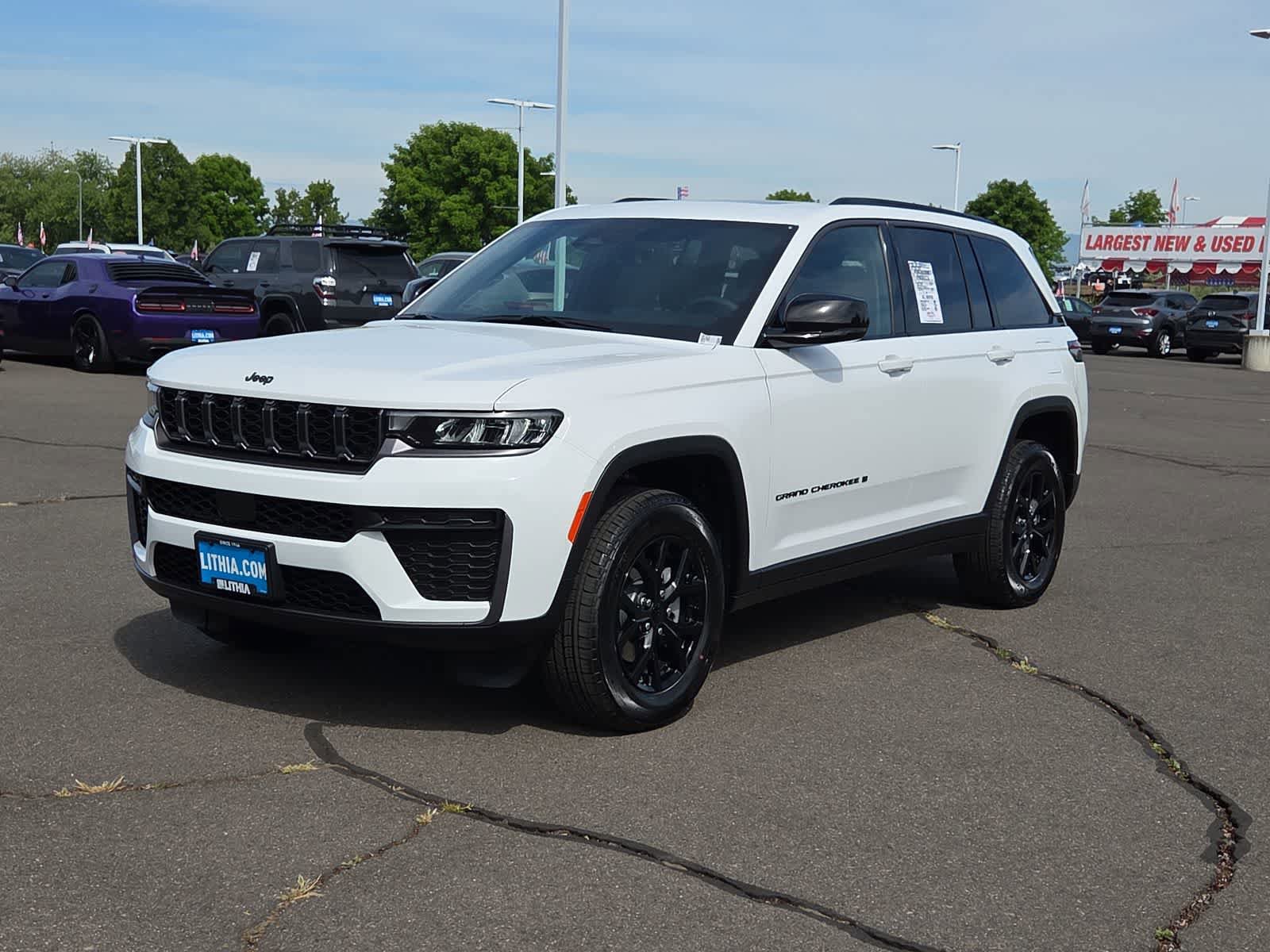 New 2026 Jeep Grand Cherokee Altitude AWD/4WD image 1