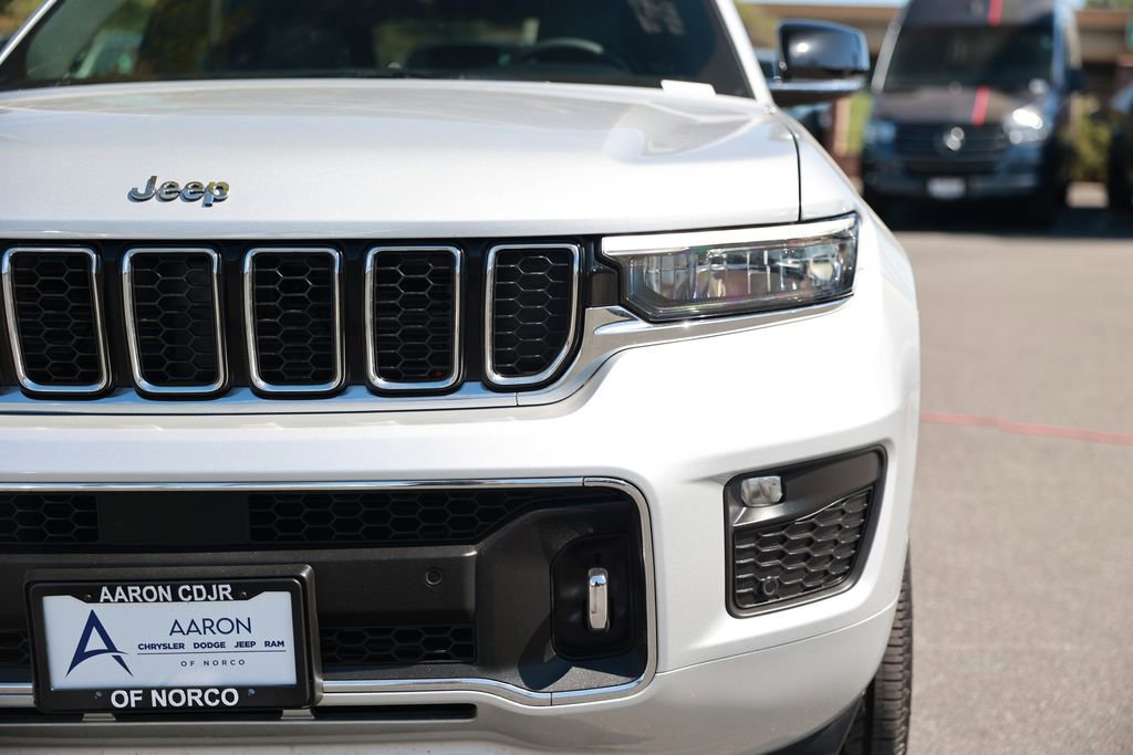Used 2023 Jeep Grand Cherokee Overland RWD image 5