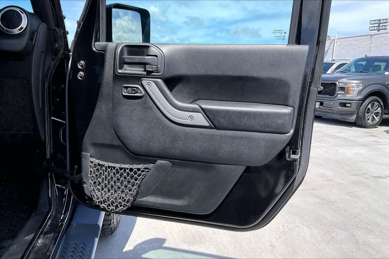 Used 2017 Jeep Wrangler Unlimited Sahara w/ Connectivity Group AWD/4WD image 28