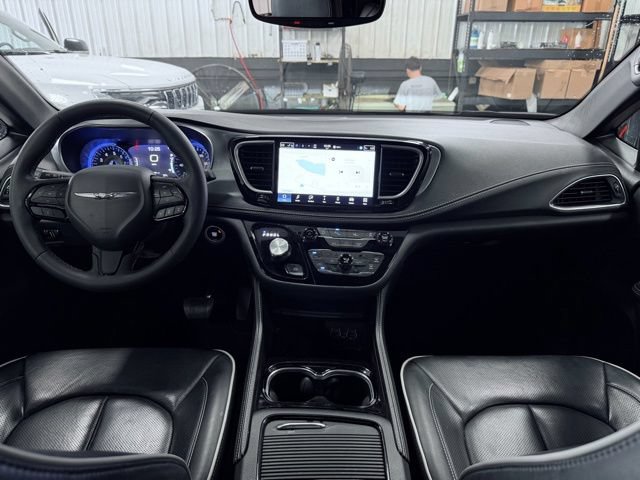 Used 2025 Chrysler Pacifica Limited FWD image 32