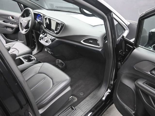 Used 2025 Chrysler Pacifica Select FWD image 17