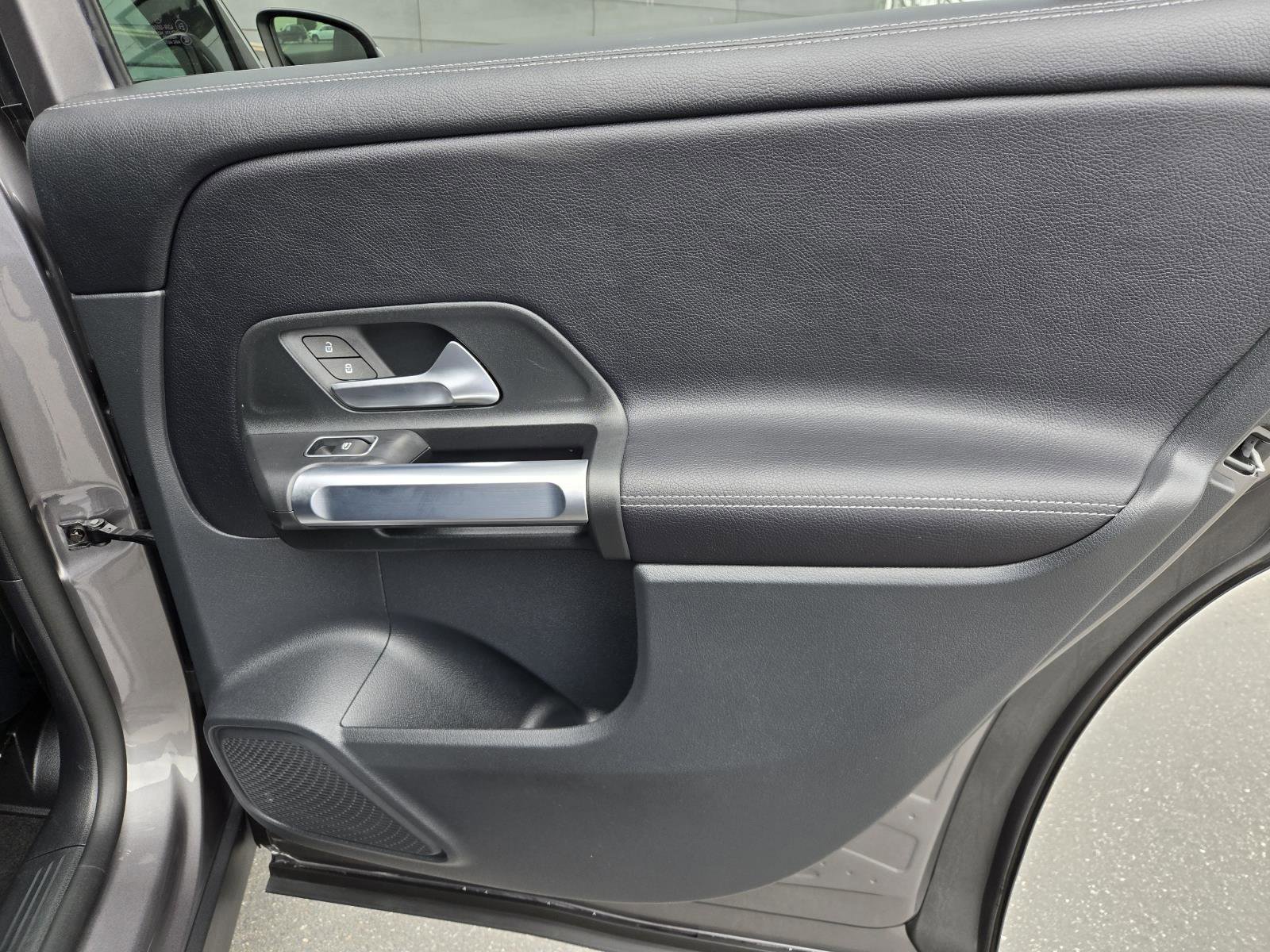 Used 2022 Mercedes-Benz GLB 250 4MATIC w/ Premium Package Lite image 29