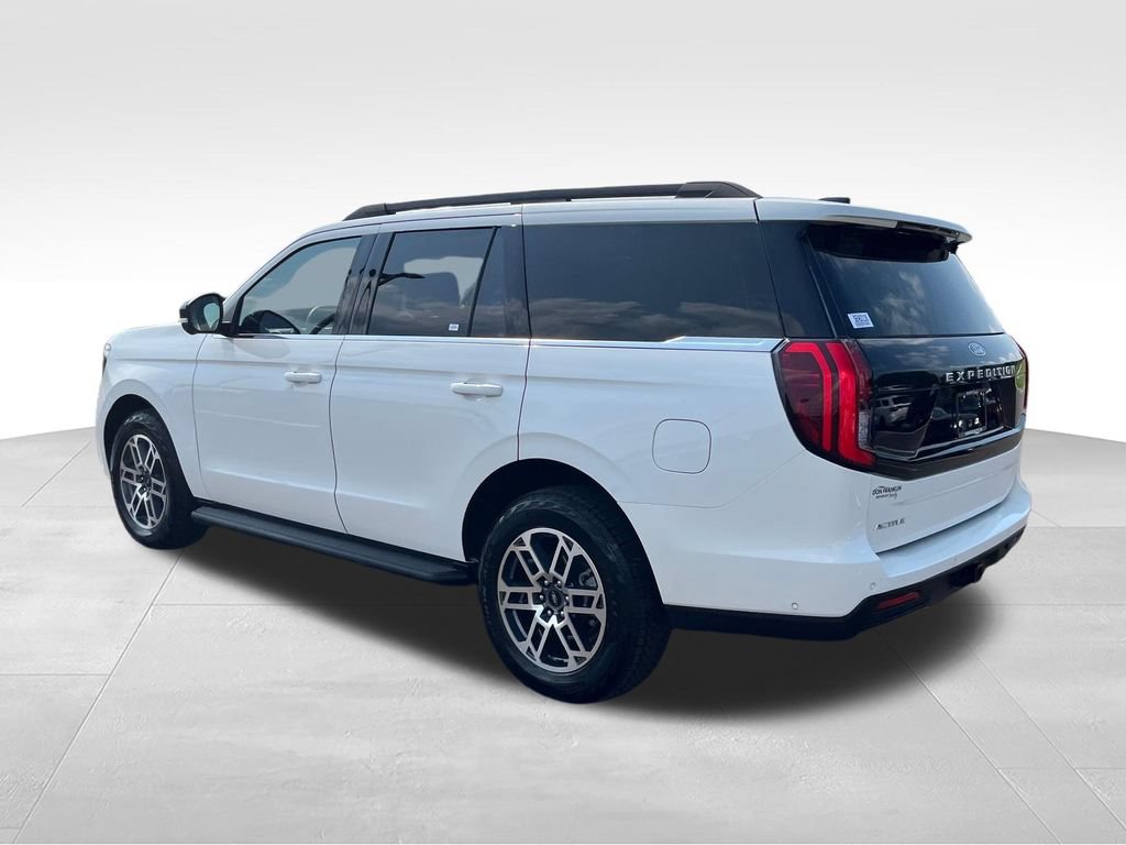 Used 2025 Ford Expedition Active AWD/4WD image 3