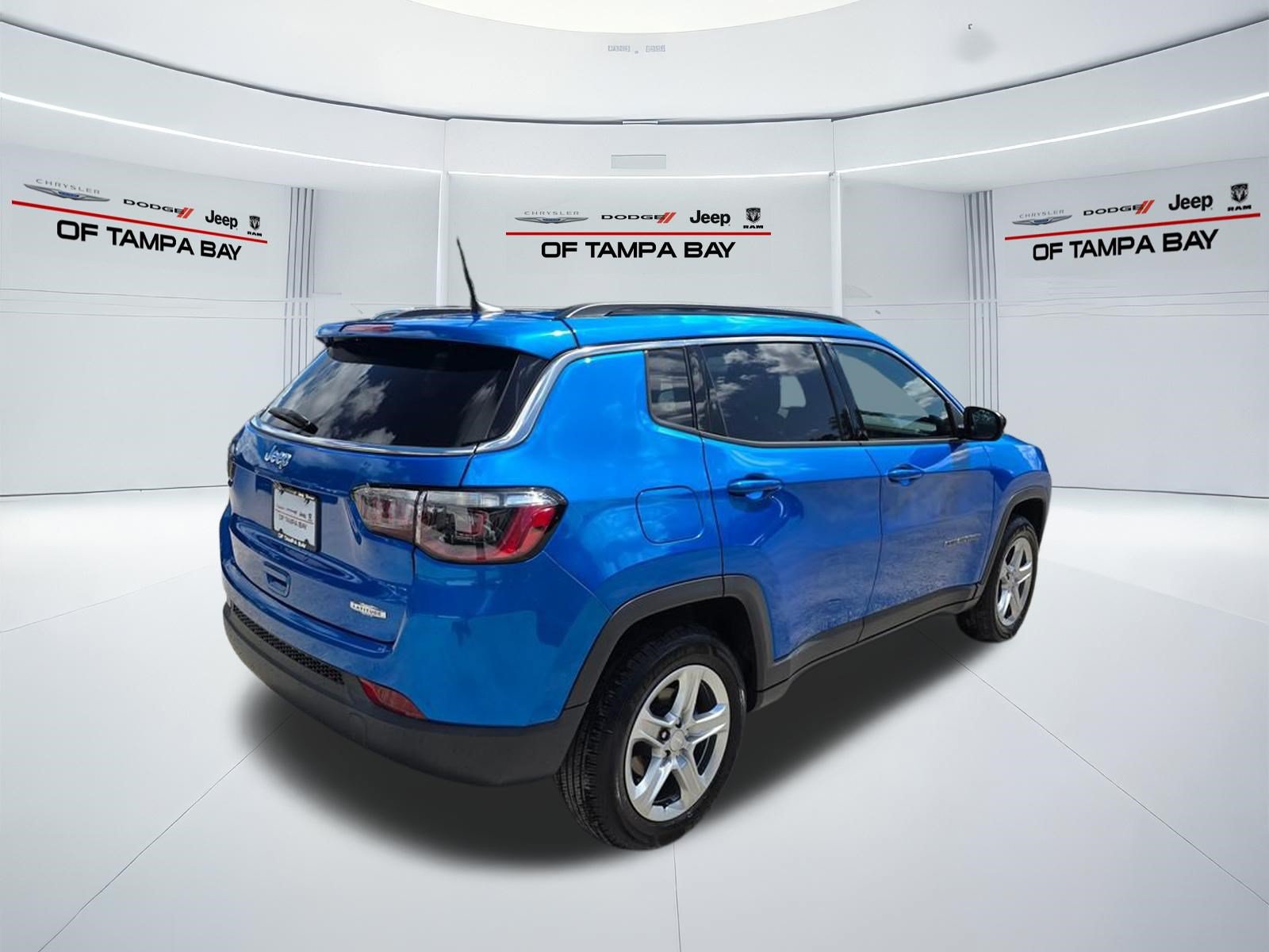 Used 2023 Jeep Compass Latitude w/ Sun and Sound Group AWD/4WD image 6